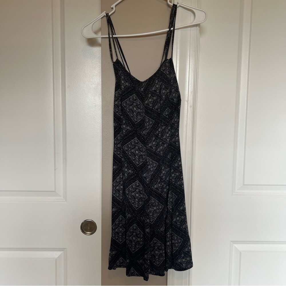 Abstract print patterned dress with cross-cross back 🖤